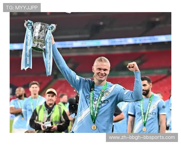 联赛杯曼城破门瞬间助教庆祝动作过大竟从广告牌后摔进场内 联赛杯曼城破门瞬间助教庆祝动作过大竟从广告牌后摔进场内